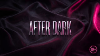 AFTER DARK en letras cromadas sobre seda negra con luz rosa y sello 18+