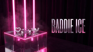 Piercings de plata sobre podio de acrílico con neón rosa y BADDIE ICE en letras cromadas