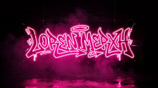 Letrero de neón rosa con LOREN MERXH en letras de graffiti sobre pared oscura