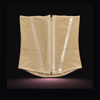 Faja NUDE ILLUSION de Baddie Glam PR vista de frente, corset de cintura en látex color crema con cierre frontal de zipper